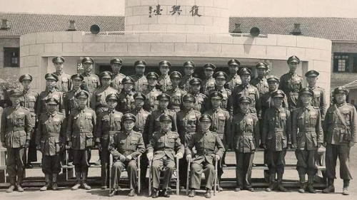 蒋介石、白崇禧、陈诚与国军将领合影。