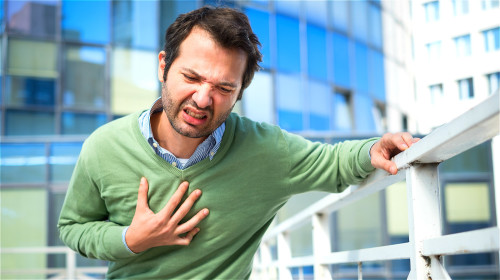 出現胸痛症狀，可能是身體正在遭受冠心病的危害，要提高警覺。