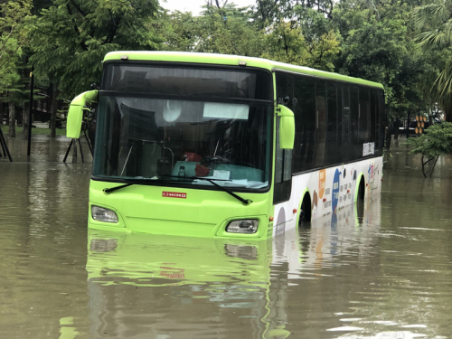 超大豪雨导致南台湾多个乡镇淹水，公车被泡水中。