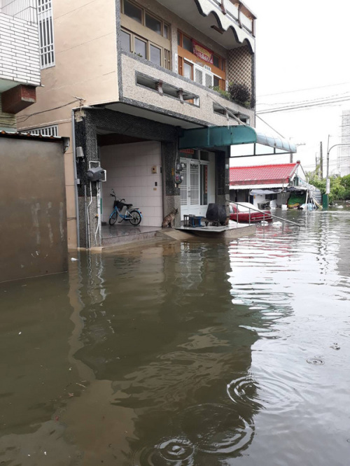 超大豪雨南台湾多个乡镇淹水。
