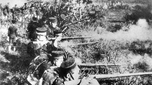 甲午战争中正在攻击清军的日军。（图片来源：维基百科）