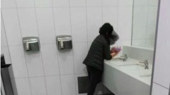 中國大媽在澳洲購物中心公然洗內褲被勸阻後怒懟…(組圖)