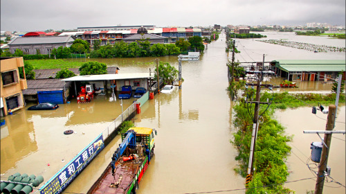 中南部豪雨，嘉義縣朴子市各道路嚴重淹水。