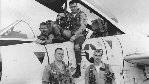 1965年，飞行教官的中尉麦凯恩（右）和他的飞行中队成员。