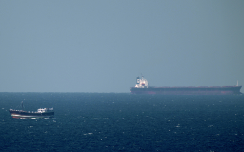 2011年1月15日，一艘油輪在阿曼的海塞卜海岸向霍爾木茲海峽航行。