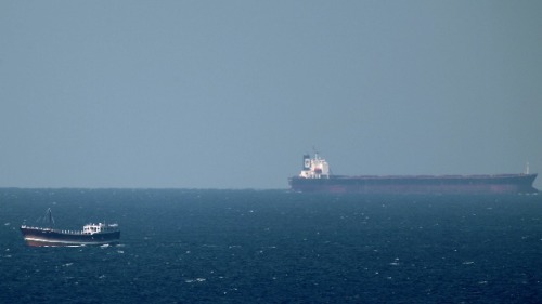 2011年1月15日，一艘油輪在阿曼的海塞卜海岸向霍爾木茲海峽航行。