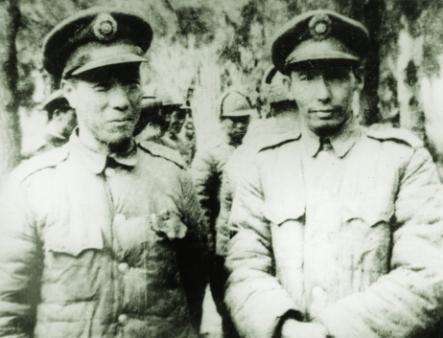 1948年，张克侠（右）与何基沣在淮海战场。（图片来源：维基百科）