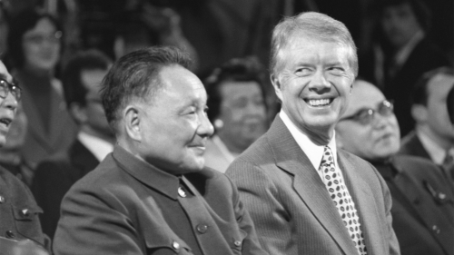 1979年副总理邓小平访美会见美国总统卡特。用中共官媒的话，就是中美有过十年的蜜月期。