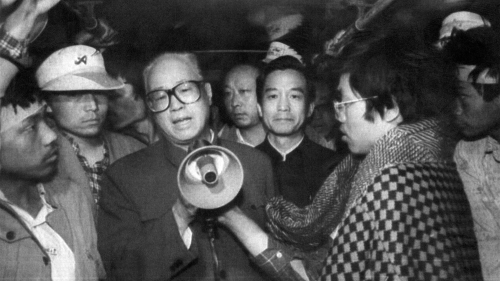 1989年5月19日清晨，赵紫阳在天安门劝学生停止绝食。
