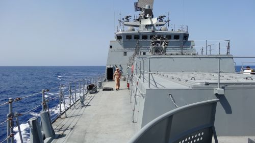 2017年9月14日，一名俄羅斯軍官在停泊在敘利亞地中海附近的海軍上將埃森護衛艦上行走。
