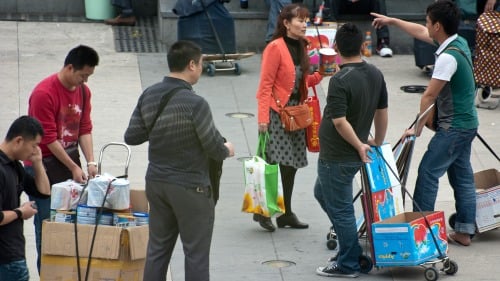 一批中国游客日前被发现在澳洲超市内采用“车轮战术”，不间断的来回买奶粉，让澳洲民众傻眼。图片非当事人。（图片来源：Getty Images）