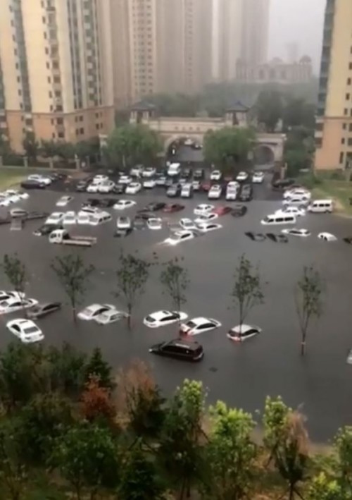 狂射100枚火箭彈造雨瀋陽小伙崩潰「我車呢？」視頻/組圖