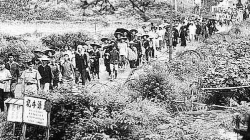 60年代大饥荒，冒生命危险从深圳逃亡香港的人流。