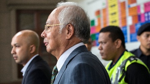 2018年8月8日，馬來西亞前總理納吉布從吉隆坡最高法院走出。
