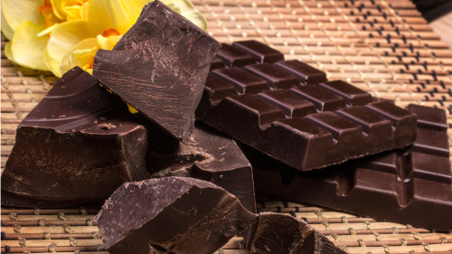 黑巧克力富含多酚，有助抗老化。