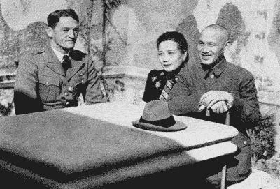 1940年，陈纳德与蒋介石、宋美龄合影。