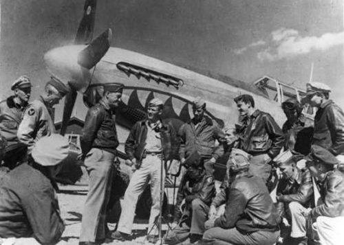 1943年，国军与飞虎队组合成中美联合空军。