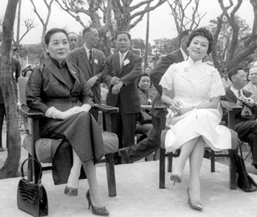 蔣夫人宋美齡（左）和陳納德夫人陳香梅女士（右）出席。