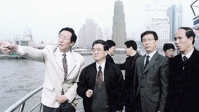 陳良宇（左）、韓正陪在黃菊左右。