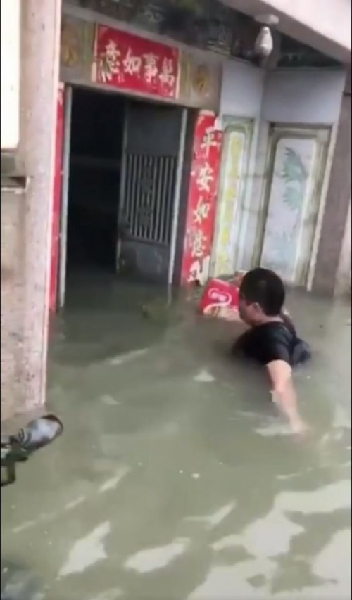广东暴雨大淹水约88万人受困灾情疑遭“和谐”