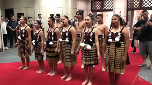 新西兰毛利族青少年来台文化寻根，献上传统部落舞蹈。