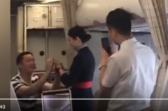 空姐高空被浪漫求婚下机却收解雇通知(图)