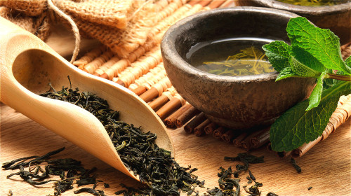 常喝绿茶能预防血压、血糖的升高，让血液循环更加顺畅。