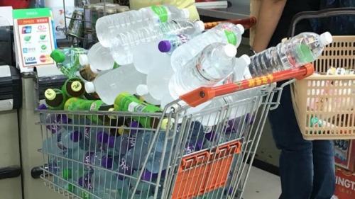 澳门超级市场内到处都是装满瓶装水和饮料的购物车