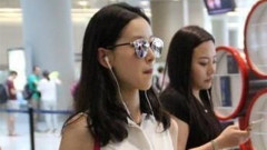劉強東性侵案後「奶茶妹妹」首現身面色凝重(組圖)