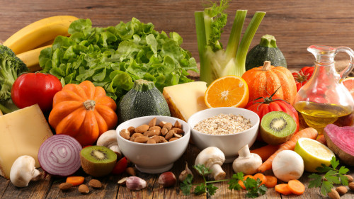 逆轉脂肪肝的飲食原則 ，主食要以低碳水為主，和一些蔬菜、穀物等。