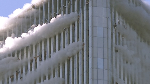 飛機撞上世貿大廈，濃烟和想逃離的人們。