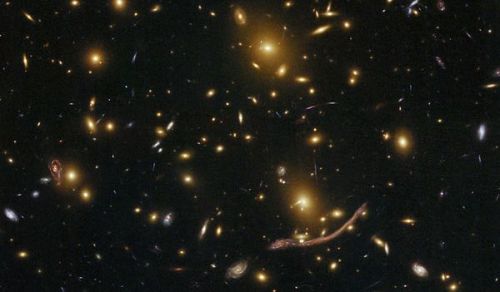 哈勃望遠鏡在宇宙中發現一條「金色巨龍」