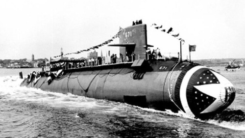 美军核潜艇遭遇飓风 坐沉河底逃过一劫