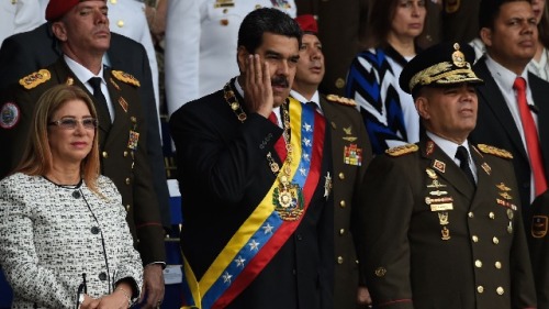 2018年8月4日，委内瑞拉总统马杜罗（中）在庆祝加拉加斯国民警卫队成立81周年的仪式上