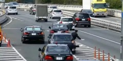 日本首相車隊在公路上超車這姿勢太……(組圖)