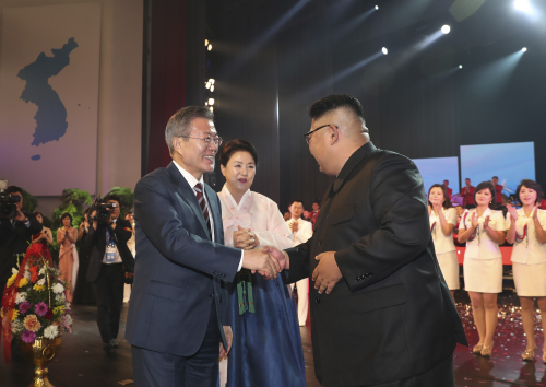 2018年9月18日，韓國總統文在寅訪問朝鮮期間參觀平壤大劇院，與金正恩握手。