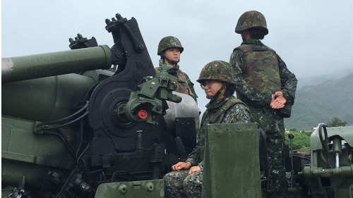 台国防部军备局近日频传争议，图为国军女兵。