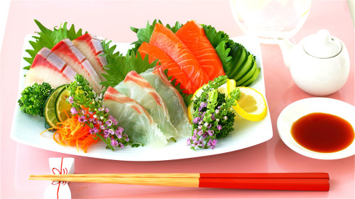 吃生鱼或半生鱼，可能会把寄生虫一并吃到肚子里，建议熟食。