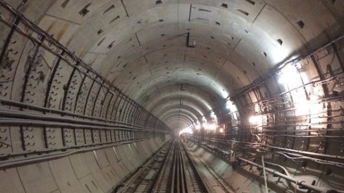 图为使用预制组件的隧道。采用同样工法的一段香港高铁约1000米隧道管道，被发现逾百处裂纹