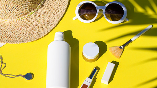 “防晒”除了使用防晒乳以外，也要搭配太阳眼镜、宽边帽等保护措施。