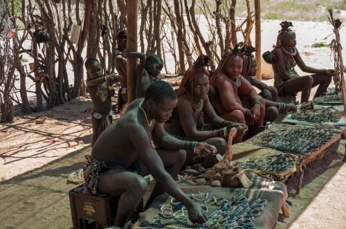 非洲一原始部落 男人必須娶多個妻子 女人終身不洗澡