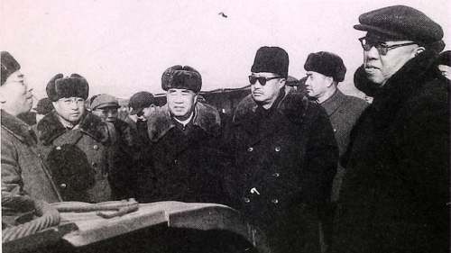 許光達為陳庚、朱德、賀龍和羅榮桓（前排從左至右）講解59式坦克。