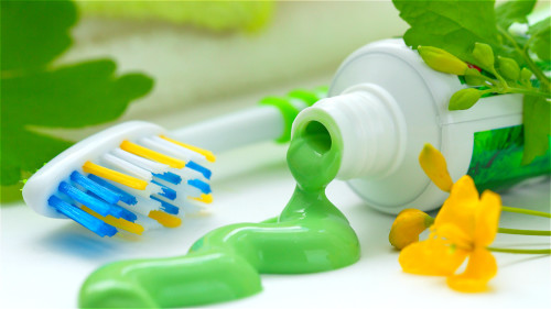 挤牙膏时牙刷不要蘸水，牙齿比较能刷干净。