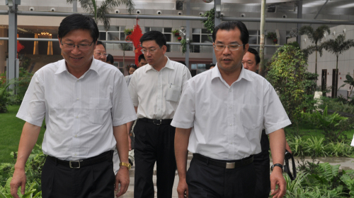2012年7月16日，时任外交部欧亚司副司长桂从友（右）访问内蒙古呼和浩特。