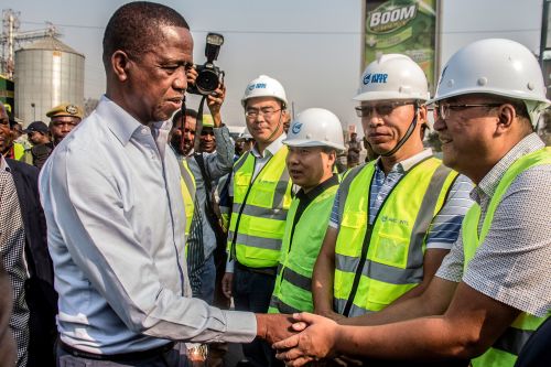 2018年9月15日，赞比亚总统埃德加伦格在卢萨卡的一条主要道路上与中国航空工业集团公司的中国工人会面。