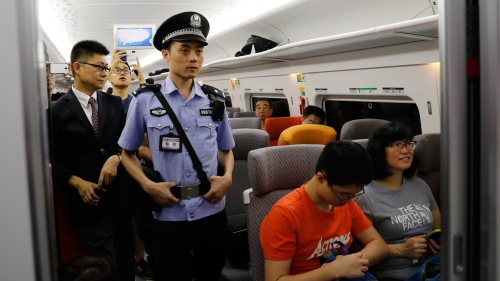 香港高铁车厢中的大陆执法人员