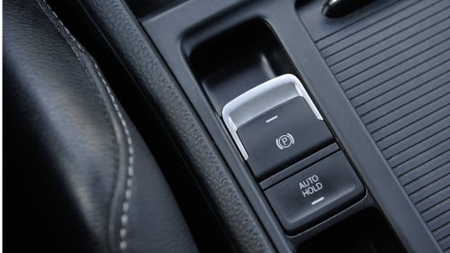 现在EPB电子手煞车成为新车标准配备，让车内看起来更高级，也增加车内空间。