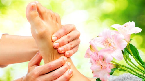 把脚部的筋揉软，可以使人变得强壮，有助延年益寿。