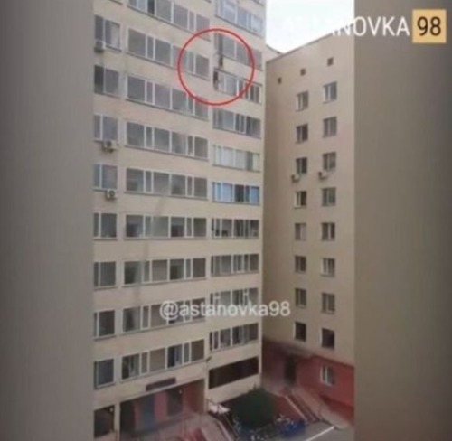 好驚險！幼童10樓意外掉下 9樓鄰居瞬間抓住！