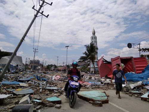 印尼发生地震海啸 餐厅员工发现一异常现象急逃